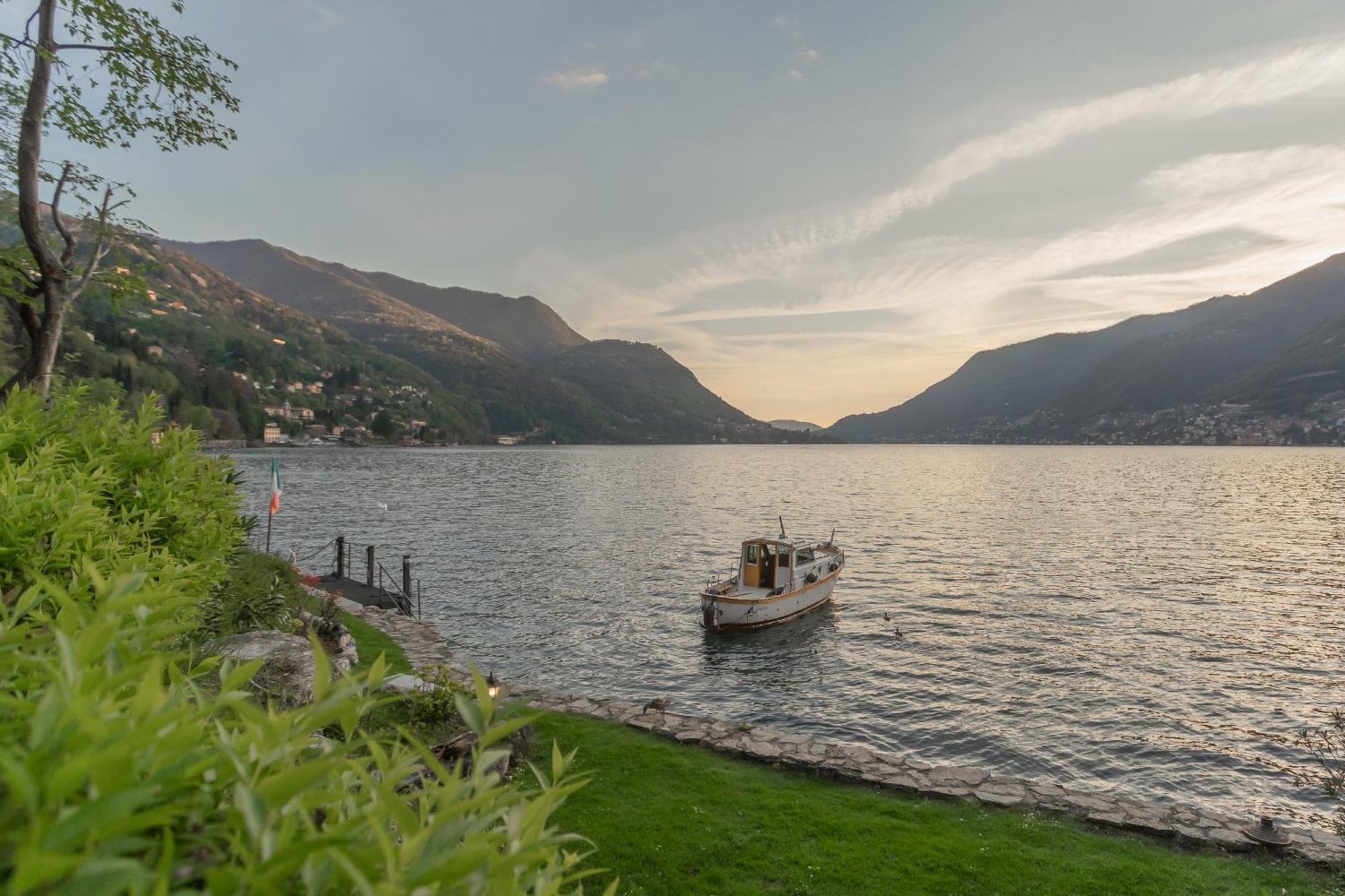 The Writer'S Nest Waterfront Villa By Rent All Como Faggeto Lario Exterior foto